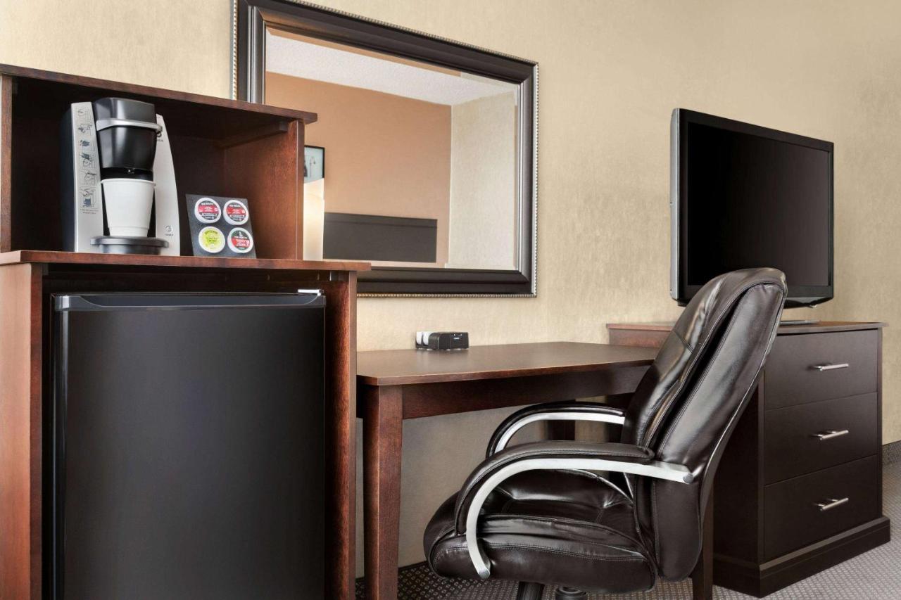 Travelodge By Wyndham Quebec City Hotel & Convention Centre מראה חיצוני תמונה